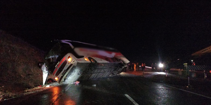 Kontrolden çıkan yolcu otobüsü devrilip metrelerce sürüklendi! 38 yaralı