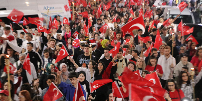 Rize'de Cumhuriyet'in 100. yılında fener alayında buluştular