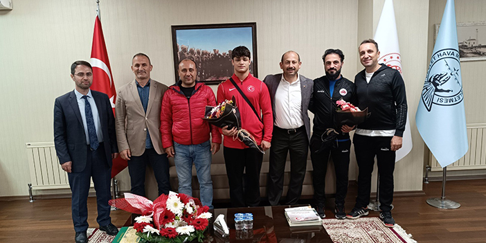 Dünya ikincisi güreşçi  Samsun'da çiçeklerle karşılandı