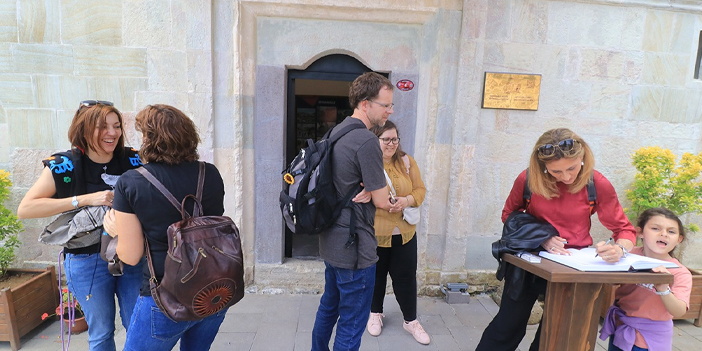 Akçaabat'ın göz bebeği Ortamahalle turist akınına uğruyor 