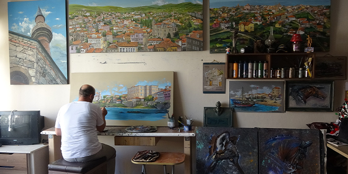 Trabzon'da çizdiği resimleri sattı! Ablası ve eniştesi anısına kütüphane oluşturdu