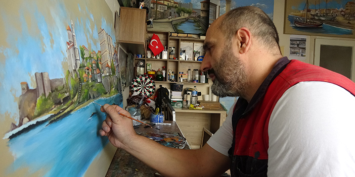 Trabzon'da çizdiği resimleri sattı! Ablası ve eniştesi anısına kütüphane oluşturdu