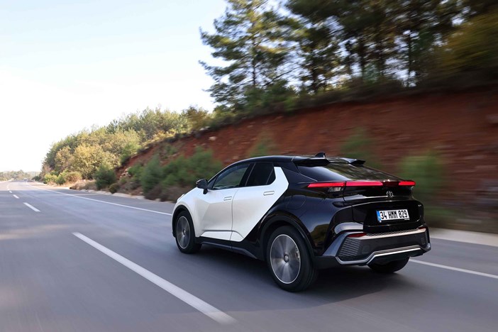 yeni-nesil-toyota-c-hr-hybrid-satista.jpg
