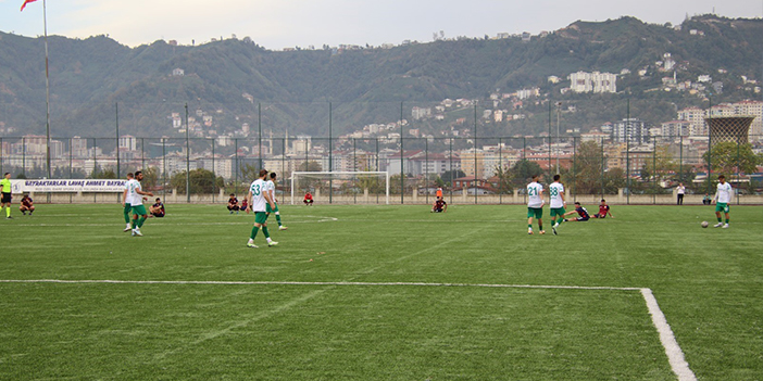 Rize'de hakemin kararını beğenmediler! Maçı bırakıp oturma eylemi yaptılar