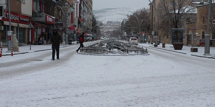 Bayburt'ta kar yağışı sabaha kadar devam etti! Vatandaş 'geç bile kaldı' dedi