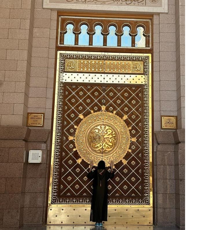 Gülben Ergen, verdiği sözü tutarak annesiyle umreye gitti