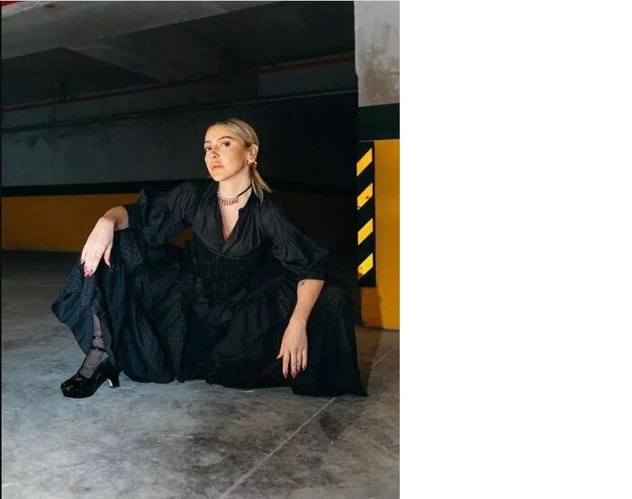 Hadise'den semt oturuşu pozu!