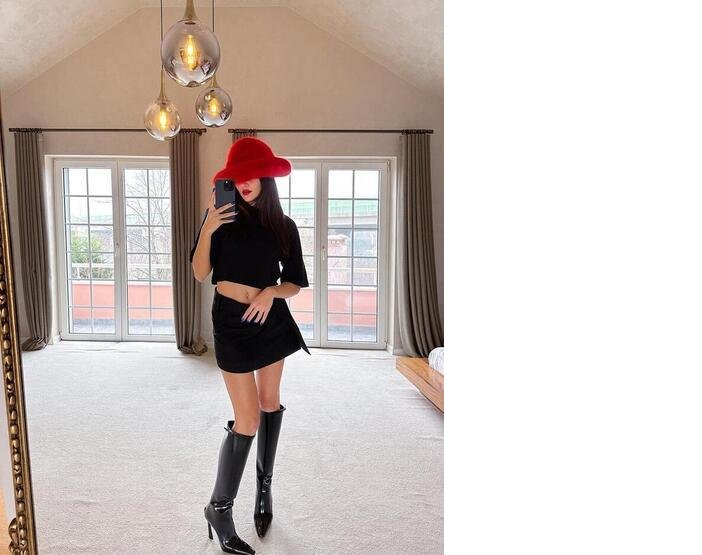 Hande Erçel ayna karşısında poz verdi