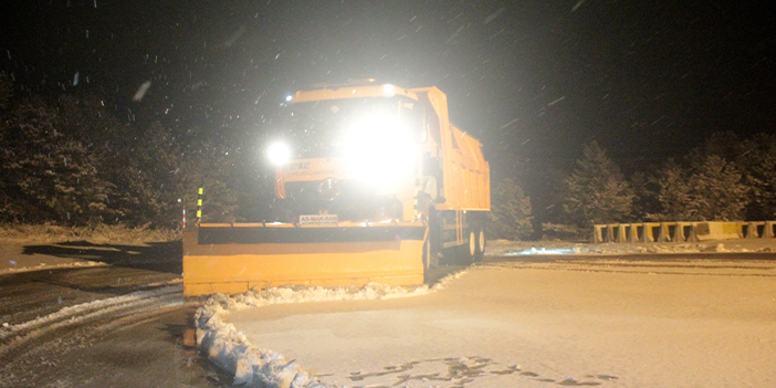 Kar ve tipi etkili oldu! Araçlar yolda kaldı
