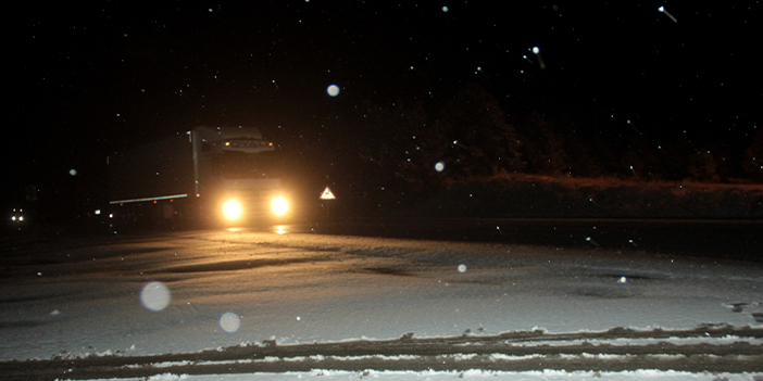 Kar ve tipi etkili oldu! Araçlar yolda kaldı