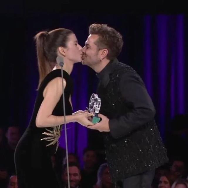 Kenan Doğulu elinden ödül aldığı Beren Saat'in sözleri karşısında gözyaşlarına hakim olamadı