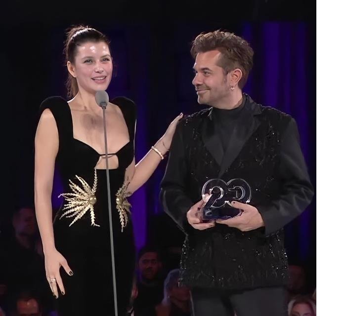 Kenan Doğulu elinden ödül aldığı Beren Saat'in sözleri karşısında gözyaşlarına hakim olamadı