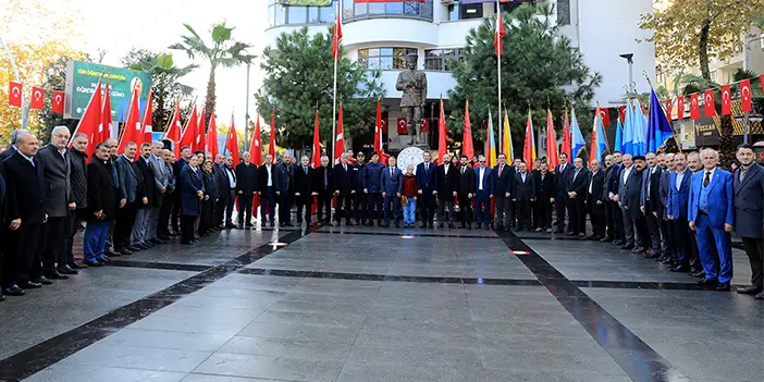 Akçaabat'ta öğretmenler gününde çelenk sunma töreni