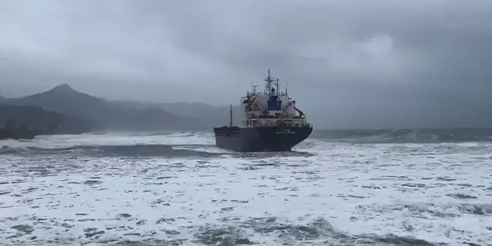 Artvin'de fırtına! Kuru yük gemisi karaya oturdu