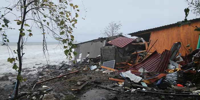 Karadeniz Sahil Yolu göle döndü! Ulaşım kapandı 