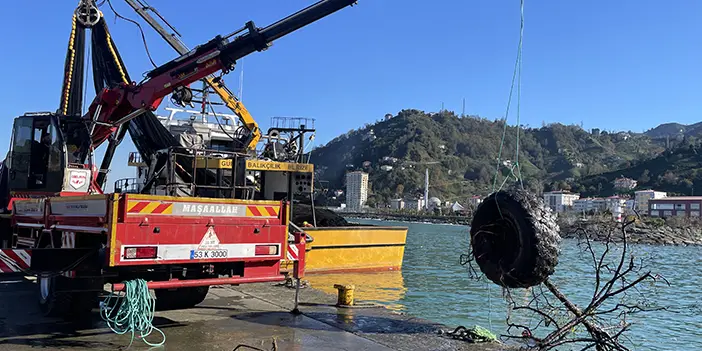 Rize'de denize sürüklenen kamyonet vinçle çıkartıldı