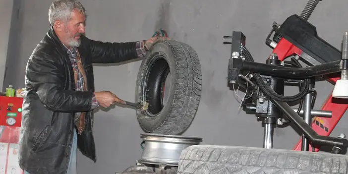 Bayburt'ta oto lastikçilerin kış lastiği mesaisi!