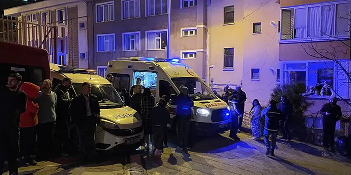 Artvin'de 3 katlı binada yangın! Yalnız yaşayan kadın evde mahsur kaldı 