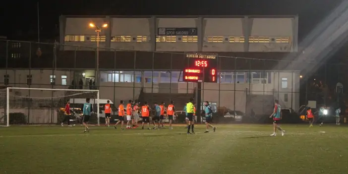 Bayburt'ta öğrenciler soğuk havaya aldırış etmedi! Eksi 10 derece top koşturdu