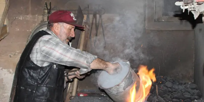 Bayburt'ta ustasından öğrendiği işini yarım asırdır sürdürüyor! 