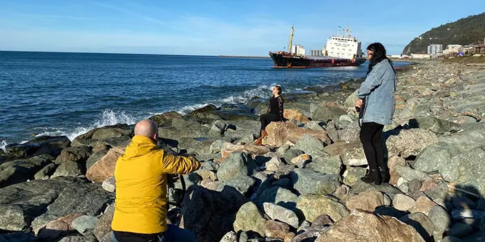 gemi-karaya-oturdu-vatandaslar-tarafindan-yogun-ilgi-goruyor-001.webp