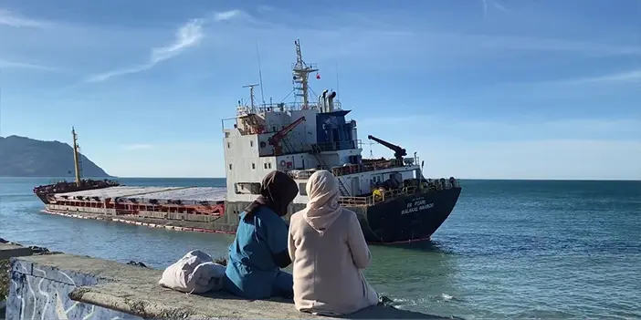 gemi-karaya-oturdu-vatandaslar-tarafindan-yogun-ilgi-goruyor-002.webp