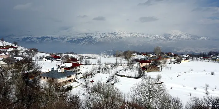 Erzincan ve Bayburt’ta soğuktan araç camları buz tuttu