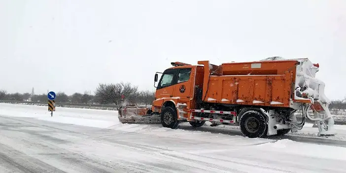 Bayburt'ta yağmur yağışı kara dönüştü! Ulaşım güçleşti 