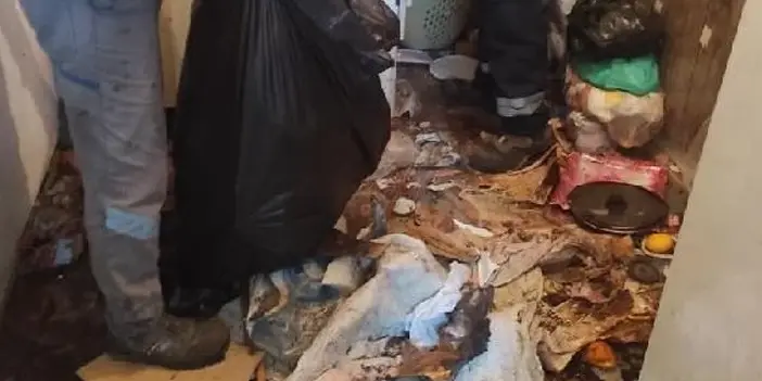 Eskişehir'de anne ile oğlunun yaşadığı evden 45 ton çöp çıktı
