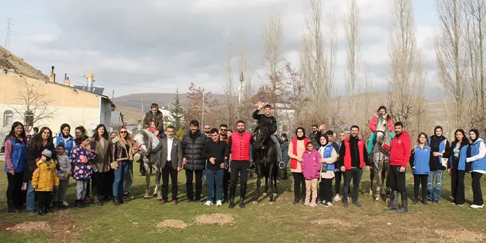 Bayburt'ta özel çocuklar atlarla tanıştı
