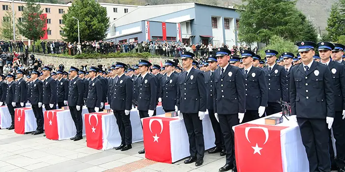 trabzon-rize-ve-bayburtta-egitimlerini-tamamladilar-1212-polis-adayi-yemin-etti-001.webp