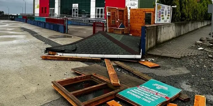 Rize'de fırtına açıklaması! Binalar ve araçlar hasar gördü