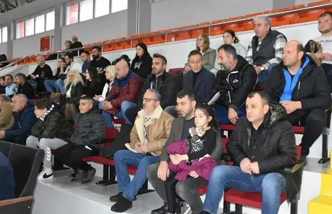 trabzon-artvinliler-dernegi-7-mart-artvinsporu-yalniz-birakmiyor-007.webp