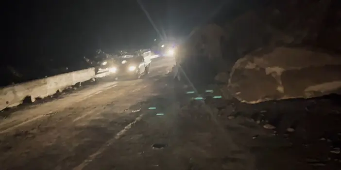 Artvin-Ardahan karayolunda heyelan! Ulaşım tek şeritte sağlanıyor"