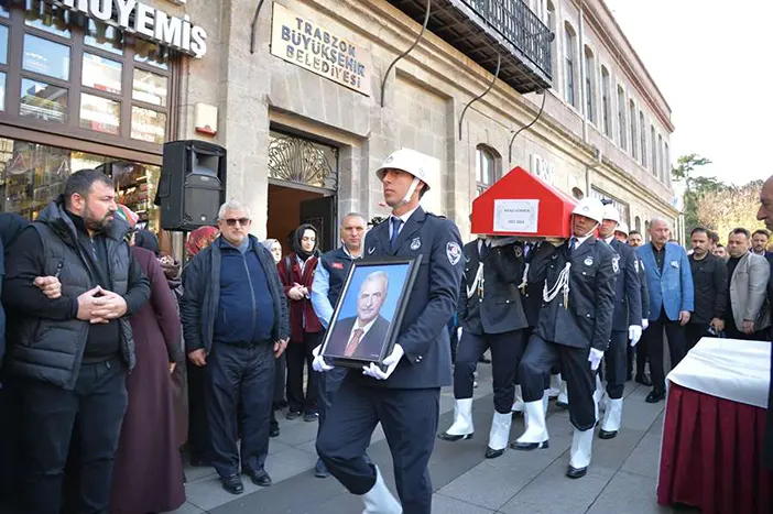 trabzon-belediyesi-eski-baskani-niyazi-surmen-son-yolculuguna-ugurlandi-004.webp