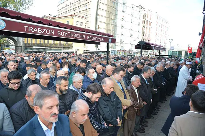 trabzon-belediyesi-eski-baskani-niyazi-surmen-son-yolculuguna-ugurlandi.webp
