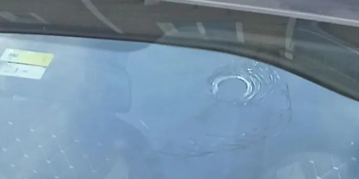 Samsun'da yorgun mermi aracın camına düştü