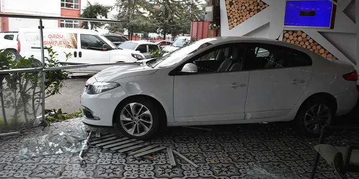 Komşu ilde kaza! Otomobil kafeye daldı, 3 kişi yaralandı 