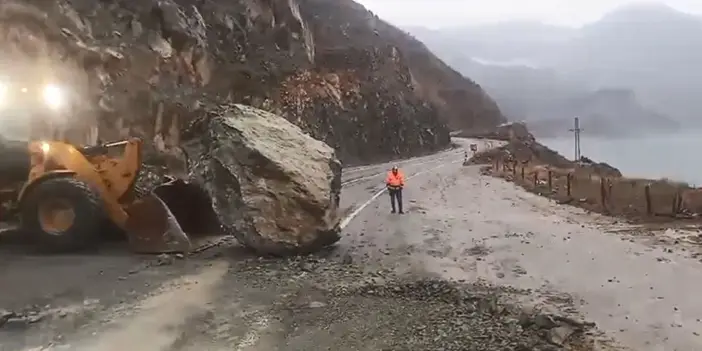 Artvin'de dev kaya karayoluna düştü! Felaket ucuz atlatıldı