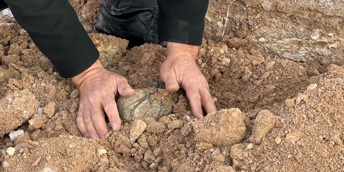 kazi-calismalarinda-bulundu-kalp-seklindeki-tas-merak-uyandirdi.webp