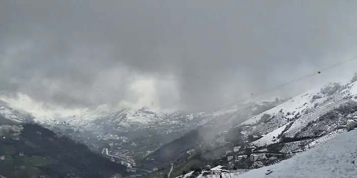 Trabzon'da kar yağışı etkisini artırıyor! 50 mahalle yolu ulaşıma kapandı