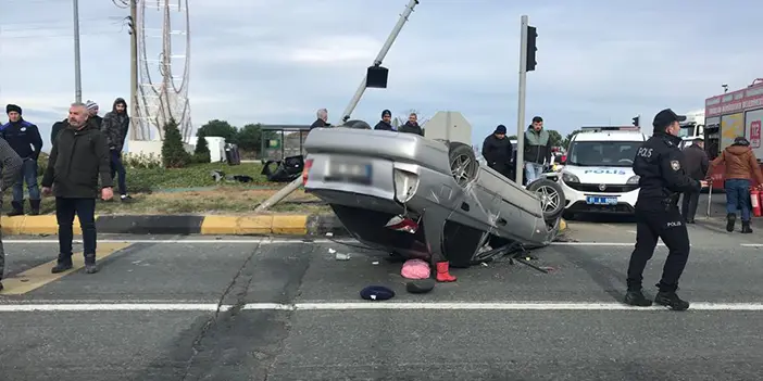 Trabzon'da feci kaza! Önce kamyonete sonra refüje çarptı, 5 yaralı