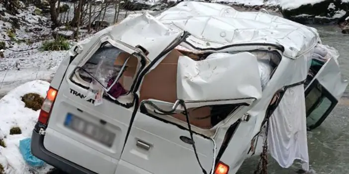 Trabzon'da Gümüşhane'ye halk pazarına gidiyordu! Minibüs dereye yuvarlandı