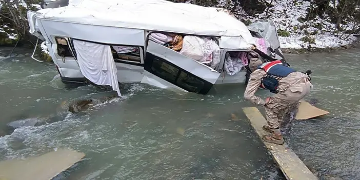 Trabzon'da Gümüşhane'ye halk pazarına gidiyordu! Minibüs dereye yuvarlandı