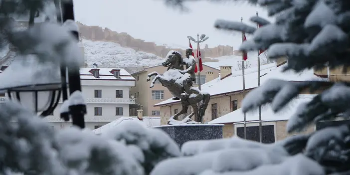 Bayburt'u yeniden kar kapladı! Hava sıcaklığı eksi 5 derece