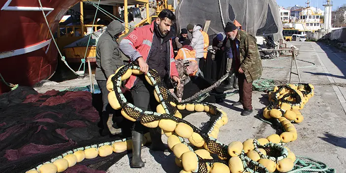 Sinop'ta hamsinin göç etmesi balıkçılara erken paydos ettirdi!