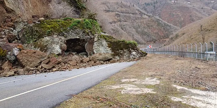 Trabzon'da heyelan! Santa Yolu ulaşıma kapandı