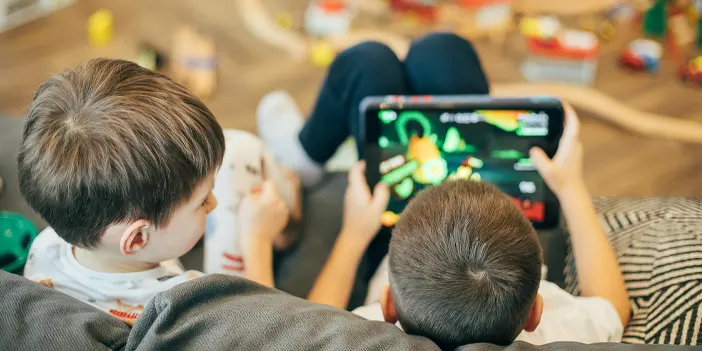 ocuklarda-ekran-bagimliligi.webp