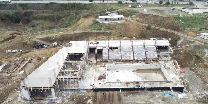 Akçaabat’ta Yarı Olimpik Kapalı Yüzme Havuzu hızla yükseliyor