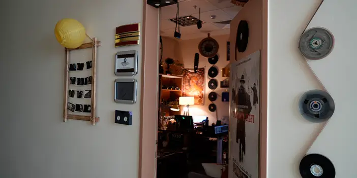 Gümüşhane'de 16 metrekarelik odasını sinema müzesine çevirdi